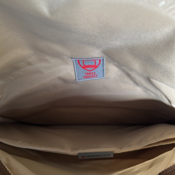 Wenger 16” Corte Messenger Bag UNISEX - Picture 8 of 10